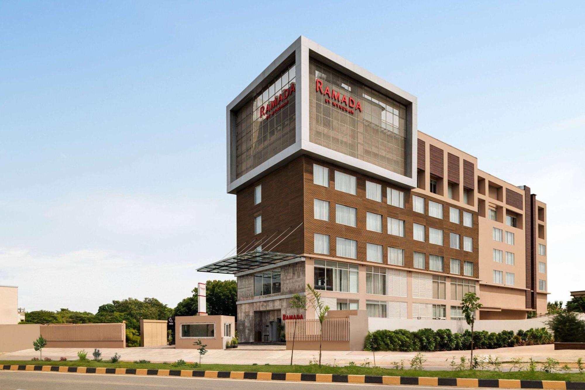 Ramada By Wyndham Gorakhpur Gorakhnath Mandir Road Exterior foto